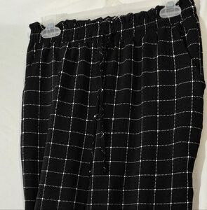 Elegant Black and White Grid A-Line Capris